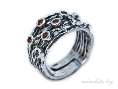 Кольцо женское из серебра с камнями