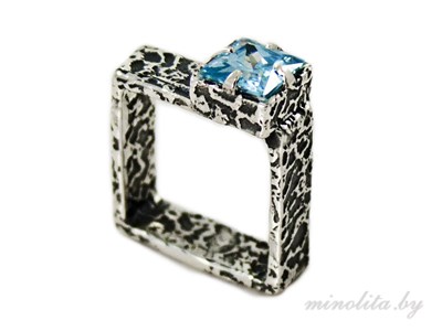 Серебряное кольцо квадратное с голубым камнем 