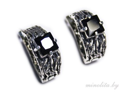 Серебряные серьги с черным камнем 