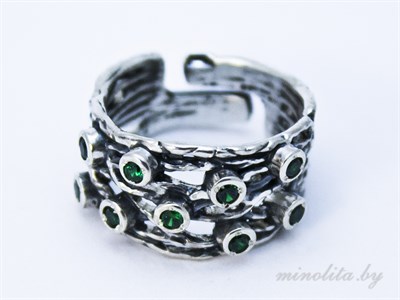Серебряное кольцо женское с зелеными камнями