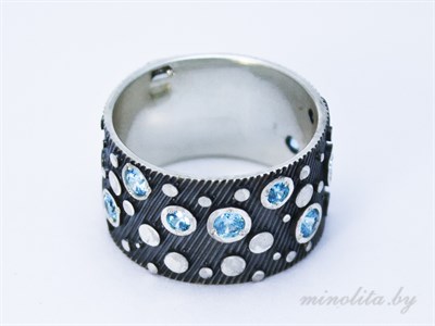 Серебряное кольцо широкое с голубыми камнями