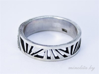 Кольцо серебряное простое со вставкой из цирконов