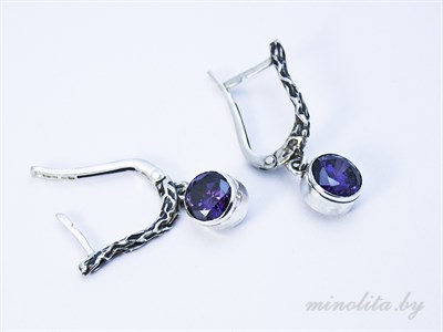 Серебряные серьги  висячие с фиолетовым камнем