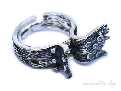 Серебряное кольцо с голубыми камнями