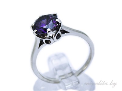 кольцо с крупным фиолетовым камнем