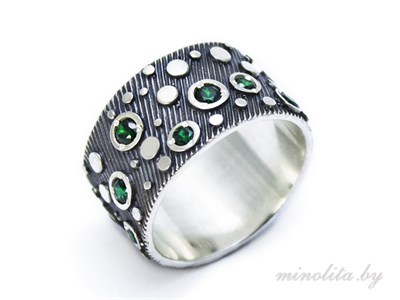 Серебряное кольцо широкое с зелеными камнями