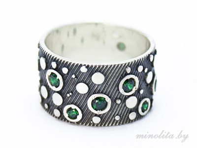 Серебряное кольцо широкое с зелеными камнями