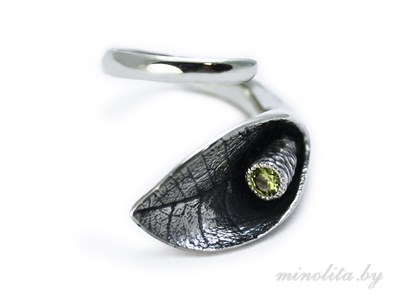 Серебряное кольцо цветок с камнем