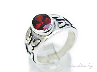 серебряное кольцо с красным камнем