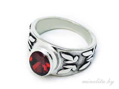 серебряное кольцо с красным камнем