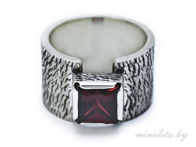 Серебряное кольцо с красным камнем